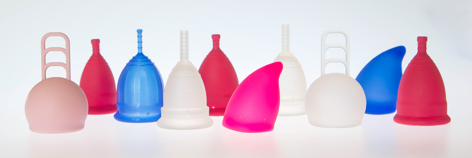 Menstruační kalíšky dnes vyrábí mnoho různých firem - v mnoha velikostech, barvách, z různých materiálů...