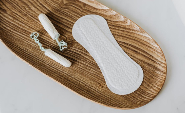Jednorázové vložky a tampony z bio bavlny jsou vhodné i pro první menstruaci