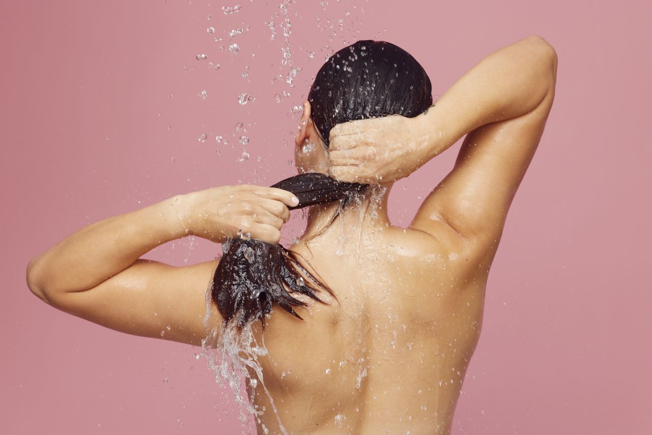 Studené sprchy a cold plunge: Působí chlad na ženské tělo jinak během cyklu?