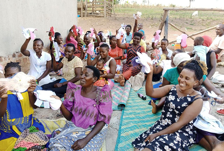 Látkové vložky jako materiální pomoc africké Ugandě