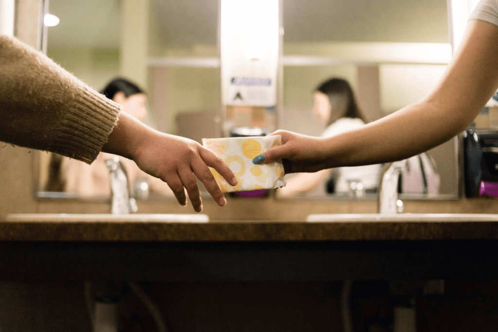 Prosit spolužačku o vložku patří mezi chvíle, kdy se dívky ve škole cítí trapně a zranitelně.