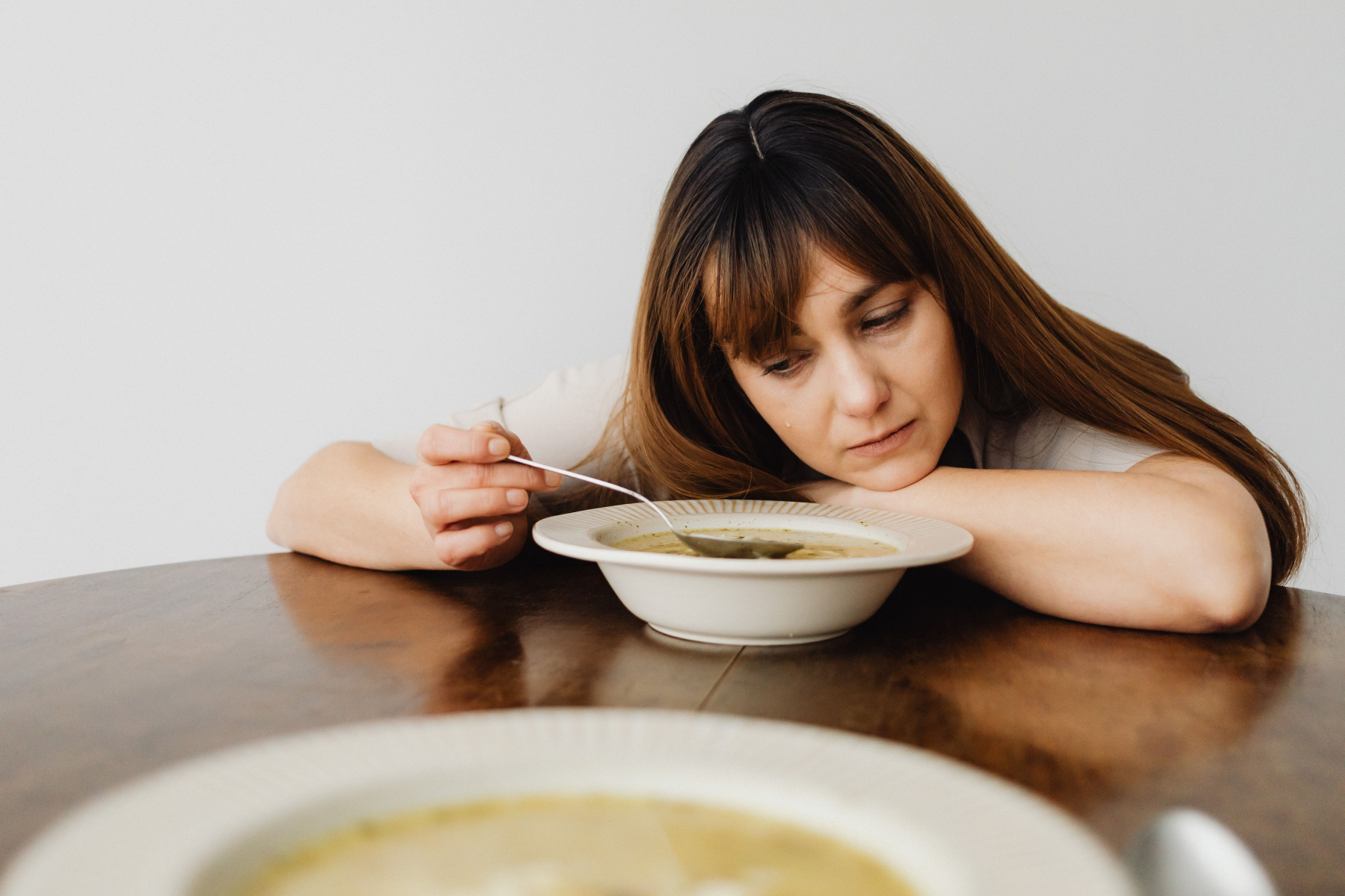 Leptinová rezistence a perimenopauza: Proč klesající estrogen mění signály hladu a sytosti?