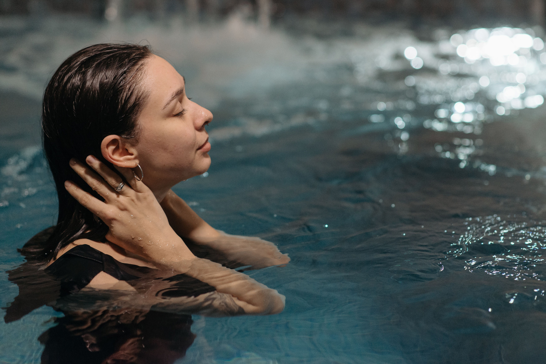 Studené sprchy a cold plunge: Působí chlad na ženské tělo jinak během cyklu?