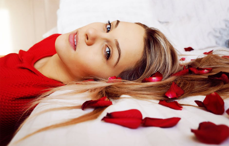 Sex při menstruaci může být velmi krásný a může pomoci ženě od menstruačních bolestí.