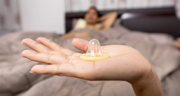 I při sexu během menstruace je nutné se chránit proti pohlavním chorobám.