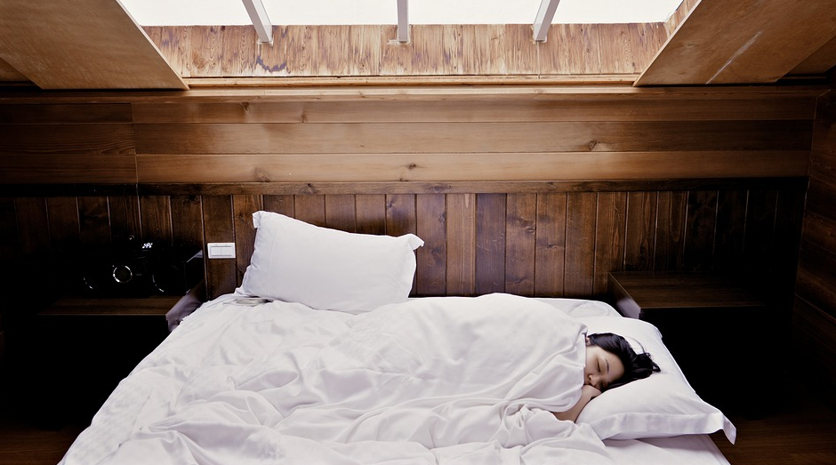 Zalézt si do postele během menstruace sama nebo s partnerem?