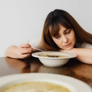 Leptinová rezistence a perimenopauza: Proč klesající estrogen mění signály hladu a sytosti?